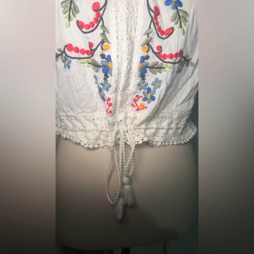 Hollister Top Embroidered Floral White Crop - Picture 6 of 7